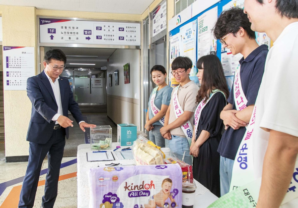 최충규 대덕구청장(사진 왼쪽)이 ‘기부식품 나눔의 날’을 맞아 행사를 진행하는 직원들에게 격려의 말을 전하고 있다.
