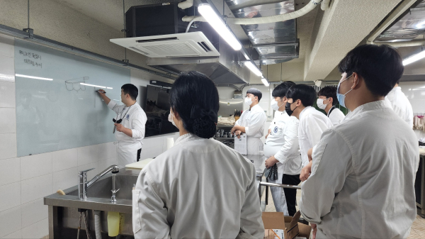 지난해 외식조리학과 학생들이 조리연수를 받는 모습.