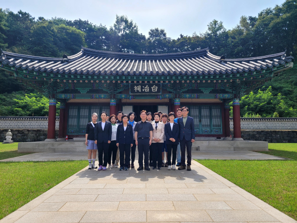 박범계 의원(우)이 김좌진 장군 생가 기념관에 설치된 흉상 옆에서 기념촬영을 하고 있다. (박 의원실 제공)