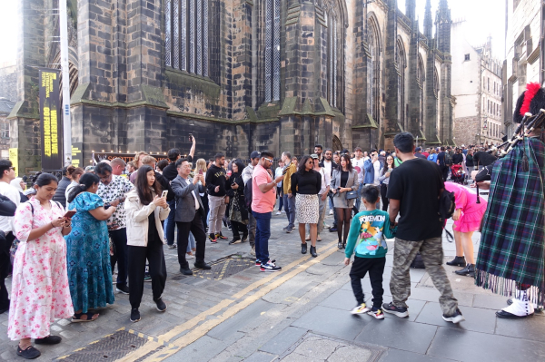 이장우 대전시장이 에든버러 축제 현장에서 공연 모습을 휴대전화에 담고 있다.