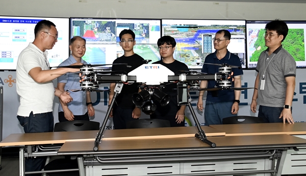 ETRI 연구진과 더피치 직원들이 농작물 드론 모니터링 서비스에 대해 회의하는 모습