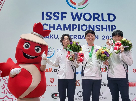 2023 ISSF 바쿠 세계사격선수권대회에서 획득한 메달을 들고 기념사진을 찍는 대한민국 선수단(오른쪽 최보람 선수)