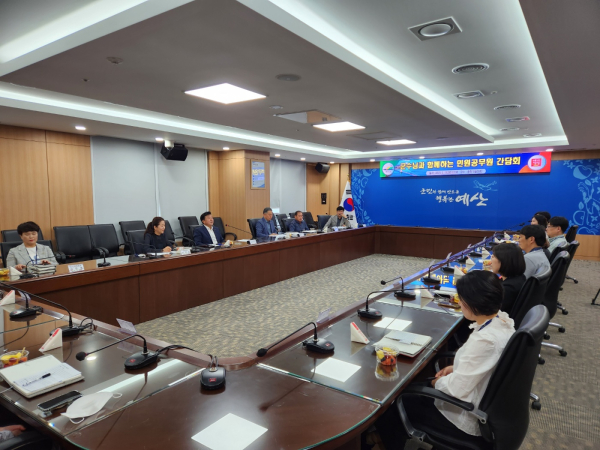 최재구 예산군수와 민원담당 공무원과의 간담회 모습