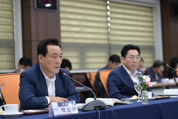 시장군수협의회에서 건의발언 중인 백성현 논산시장