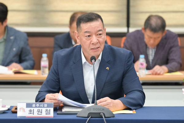 충청남도 시장군수협의회에서 발언하는 최원철 시장