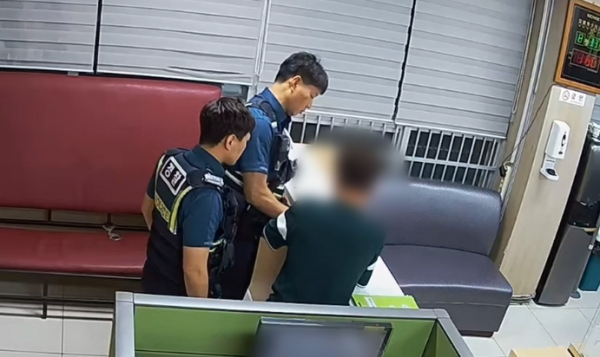 지구대에서 지문 채취하는 A씨