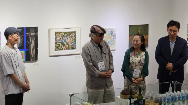 2023 현대미술 한일국제교류전에서 인사말을 하고 있는 박영대 화백/백석대 제공