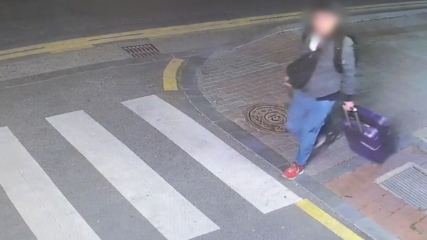 훔친 공구를 캐리어에 넣고 이동하는 모습