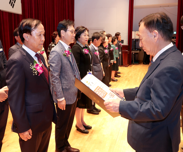 8월 말 퇴직교원 정부포상 전수식 개최 모습