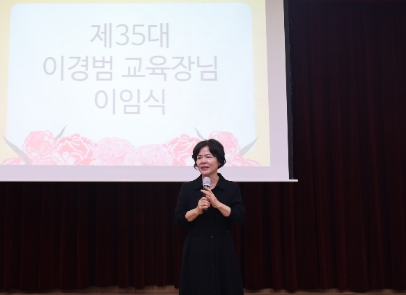 이임사를 하는 이경범 교육장/아산교육지원청 제공