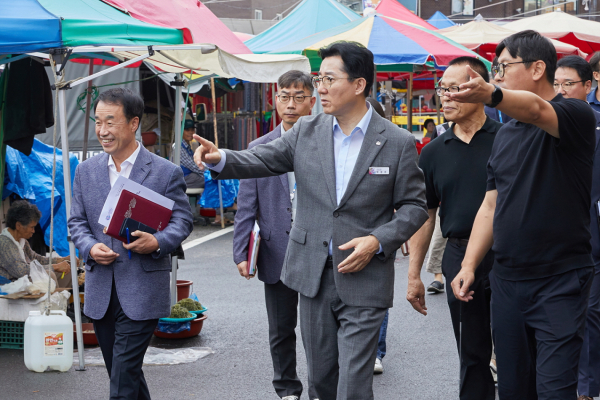 예산시장을 방문한 박경귀 아산시장(왼쪽 세 번째)/아산시 제공
