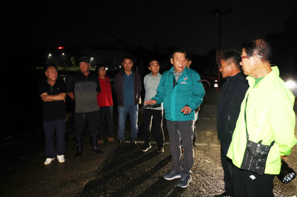 1일 새벽 안면읍에서 백중사리 현장 점검에 나선 가세로 태안군수.(방포항 점검 모습)