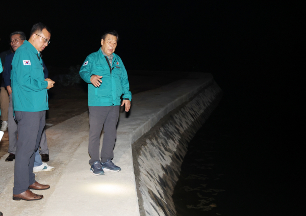 1일 새벽 안면읍에서 백중사리 현장 점검에 나선 가세로 태안군수(중장2리 방조제 모습)