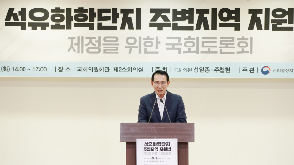 5일 서울특별시 국회의사당 의원회관에서 열린 석유화학단지 주변 지역 지원법 제정 관련 국회 토론회에서 이완섭 서산시장이 축사하는 모습