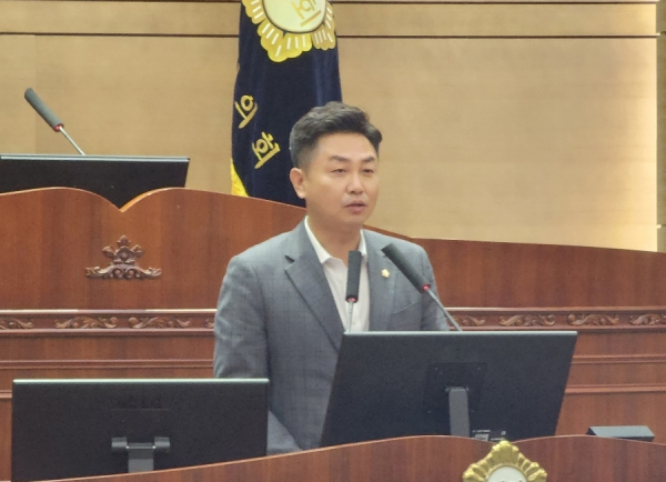 5분 발언을 하는 김철환 천안시의원/박동혁 기자