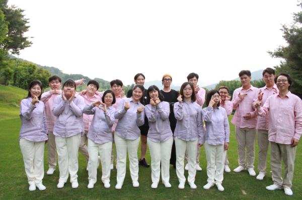 골프존파스텔합창단 뮤직비디오 촬영 기념사진