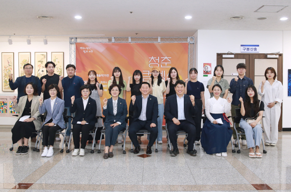 지난 8일 서구청 2층 로비에서 열린 청춘컬렉션 개최 기념사진