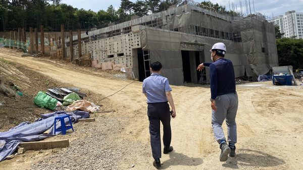 지난 9월 1일 서산시청 관련 공무원들이 대산읍 일원의 건축현장을 조사하는 모습