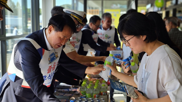 교통안전홍보용품 배부 전경