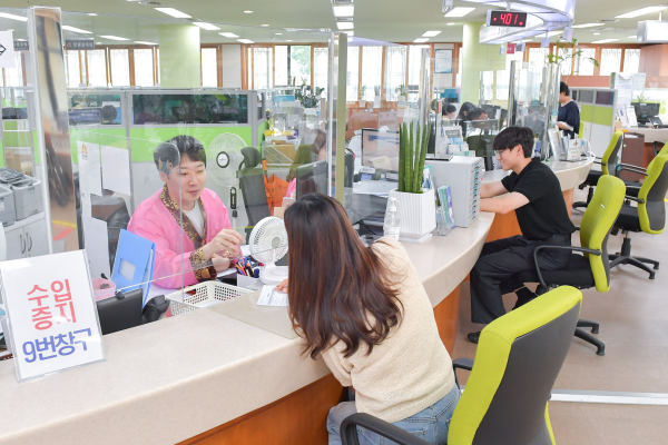 민원실 직원 백제복 착용 대백제전 홍보 모습