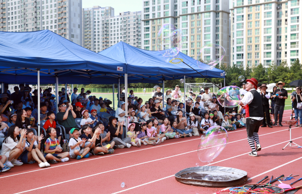 관저체육공원 운동장에서 열린 찾아가는 깜짝 놀이터 키즈팡 행사 장면