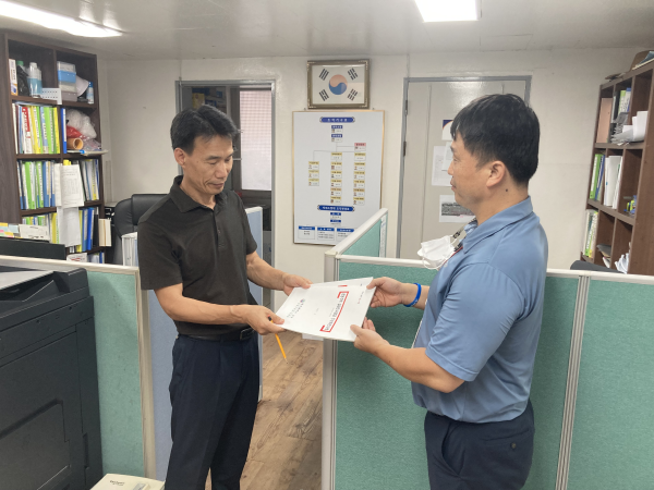 대전 서구 공동주택 실태조사 주요 위반사례집 배포 장면