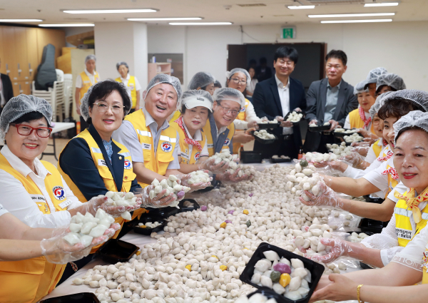 11일 구청 다목적실에서 열린 사랑의 송편나눔 행사 장면