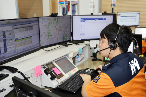 충남119종합상황실 구급상황관리요원이 신고접수 화면을 보고 있다