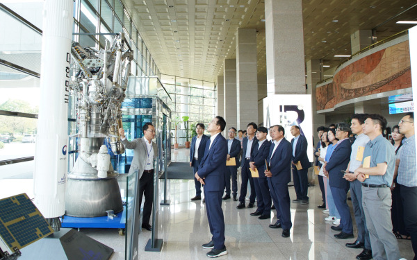 12일 한국항공우주연구원과 한국전자통신연구원에서 이완섭 서산시장과 구상 부시장을 비롯한 간부 공무원과 관련 공무원 등 30여 명이 벤치마킹하는 모습