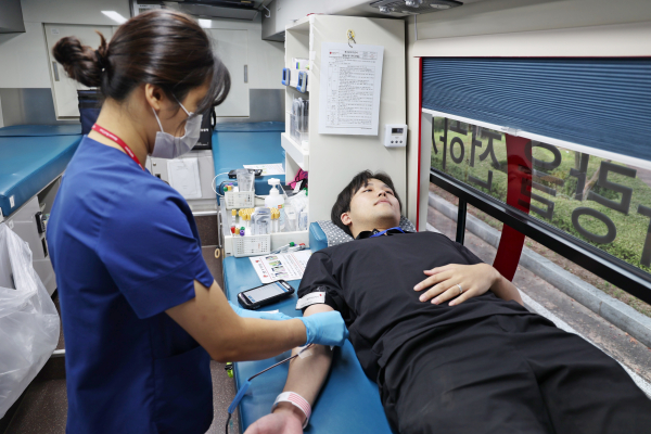 12일 목원대 학생회관 앞 광장 헌혈 버스에서 한 학생이 헌혈을 하고 있다.