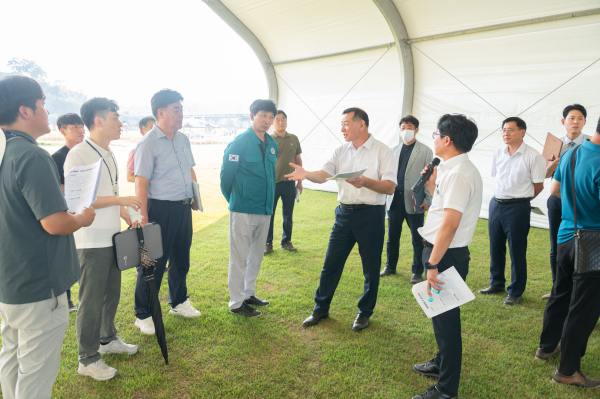 대백제전 현장점검에 나선 최원철 시장 모습
