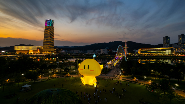 한빛탑 일원, 엑스포 다리, 엑스포시민광장에서 개최한‘대전국제와인 EXPO’ 현장 야경