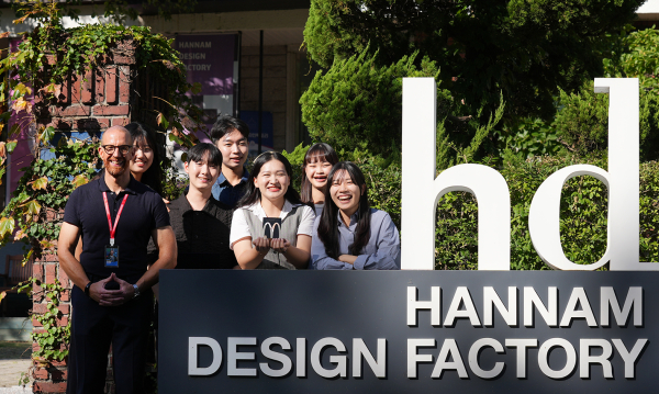 영국 맥도날드의 ‘해피밀’ 장난감 개발 프로젝트에서 우승한 한남대 HMD팀 학생들과 필립 로즈 지도교수(맨왼쪽)