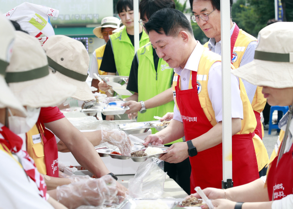 선창교회 주차장에서 열린 지역 주민 식사 나눔 행사 장면