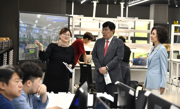 융합교육혁신센터 투어 중인 윤창현 의원, 이진숙 총장