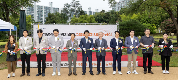 최충규 대덕구청장(사진 가운데)이 대덕구의원 및 관계자들과 대덕구 동춘당공원에서 비점오염원 관리지역 투수블록 설치 준공식에 참여해 테이프 커팅식 진행