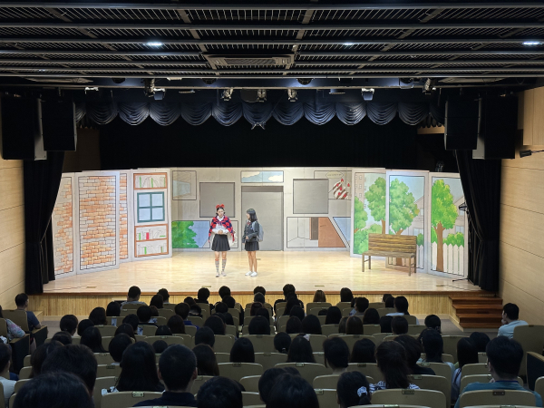 학생, 교직원, 학부모들이 ‘시간을 파는 상점’ 공연을 관람하고 있다.