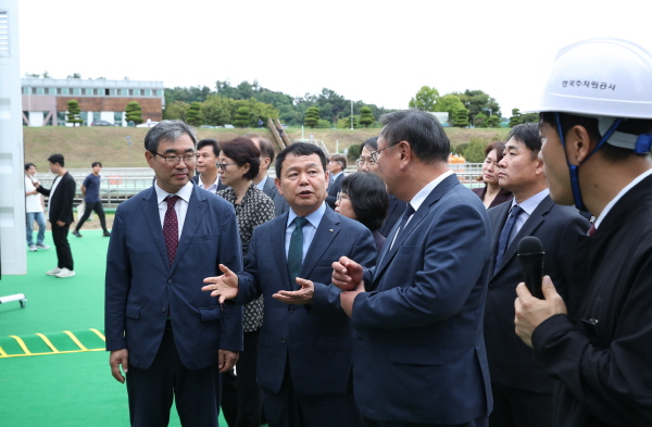 윤석대 한국수자원공사 사장(사진의 앞줄 왼쪽부터 두 번째)이 수전해 기반 그린수소 생산시설에 대해 설명을 하고 있다.