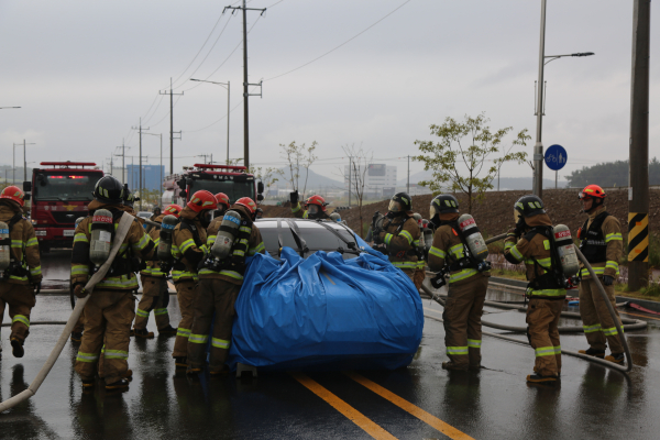 워터포켓 장비를 활용한 전기자동차 화재진압 모습