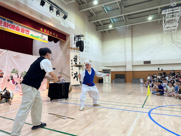 솔빛초 학생들이 문화예술 공연을 관람하고 있다.