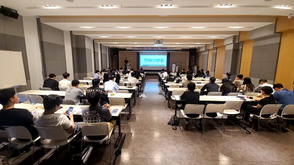 지난 13일 재학생 및 지역청년의 지역 우수기업 취업을 위해 개최한 ‘2023 한집안 채용박람회’에서 계룡건설 기업 관계자가 기업설명회를 진행하고 있다.