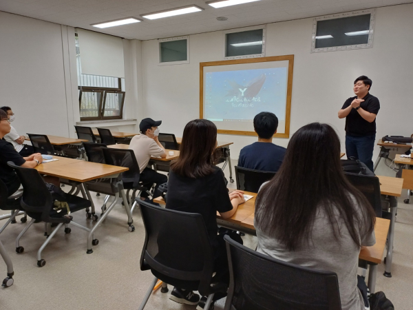 ​지난 13일  ‘2023 한집안 채용박람회’에서 씨엔씨티피앤에스㈜ 관계자가 현직자 멘토링을 진행하고 있다.