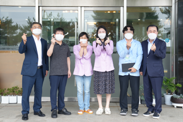 김지철 교육감은 15일 추석명절을 맞아 천안지역 사회복지시설을 찾아 위문했다