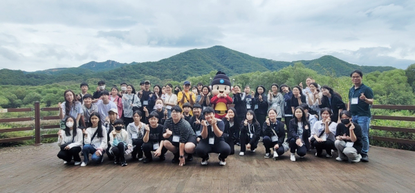 세종시 중고등학생들이 2023년 학생 평화·통일교육 현장 체험학습에 참여하고 있다.