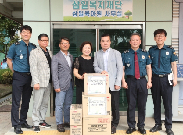 위문품 전달 기념사진/천안서북경찰서 제공