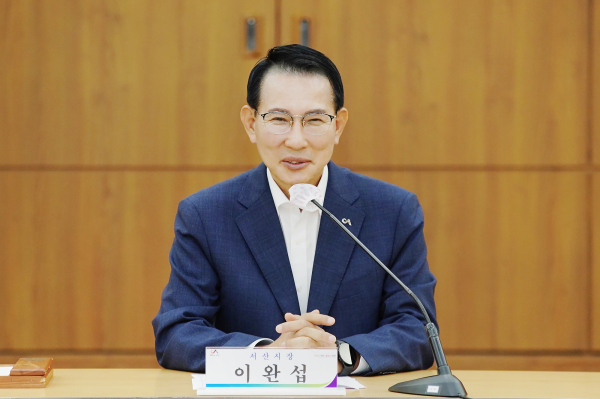 이완섭 서산시장이 19일 중회의실에서 학생들과 소통의 시간을 보내는 모습