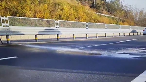 가드레일에서 염수가 분사되는 모습