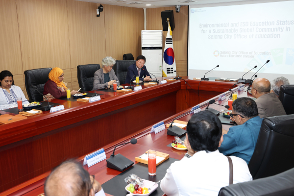 방글라데시의 주요 기관 인사들이 세종시교육청의 환경‧지속가능발전교육 정책 설명을 듣고 있다.