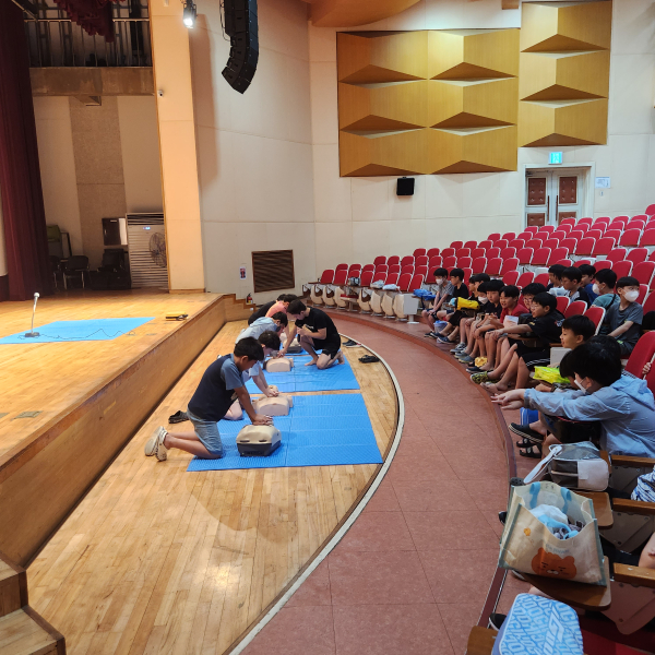 대전대덕소방서 소방관들이 생존수영 교실의 일환으로 학생들에게 응급처치 및 심폐소생술 지도 진행