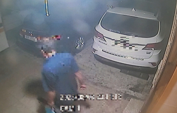 범행 직후 피의자가 피해자의 주거지 현관 밖으로 이동하는 장면